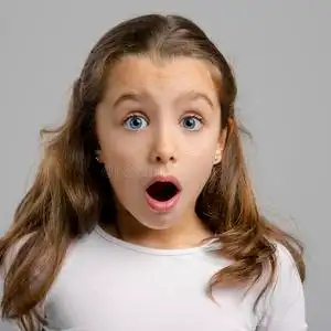 惊讶的小女孩图片