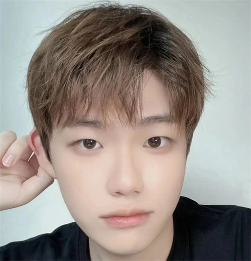 最新男生刘海推荐 半刘海,逗号刘海帅翻了_男士短发 - 美发站