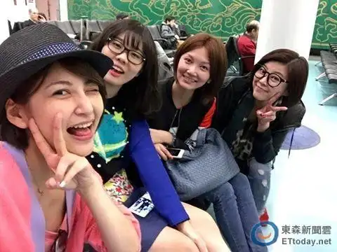 方馨(右一)和女星楼庭岑(左一)及女儿(左二)等人到泰国度假.