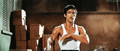 偏偏世事就这么有趣,老天爷把在美国受委屈的李小龙发给嘉禾,李小龙的