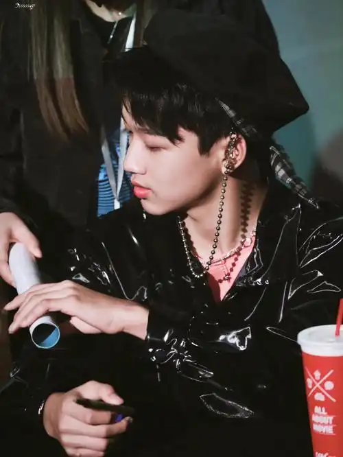 贾涵予李梓豪贺鑫隆于泽宇苟明睿任书漾讲文明树新风男孩故事向前冲!