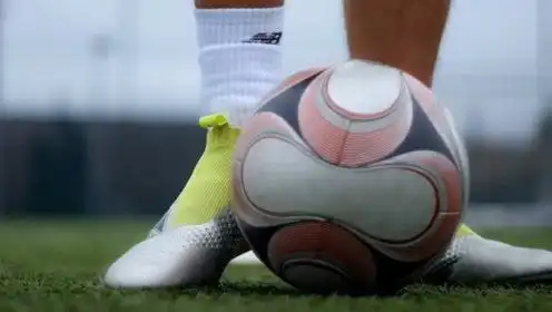 足球教学:怎么踢"knuckleball"?