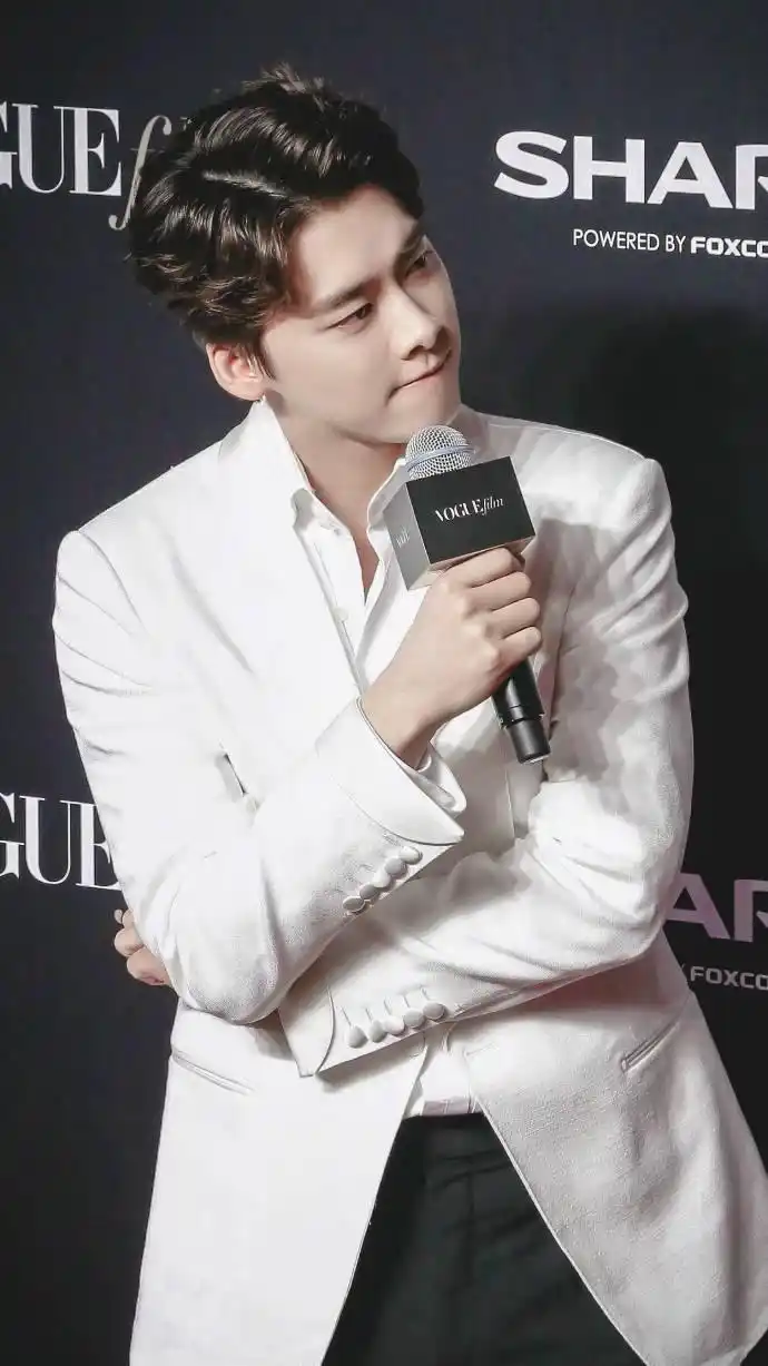 李易峰和吴亦凡,同穿白色西装谁更帅?网友:随便嫁一个都是王子