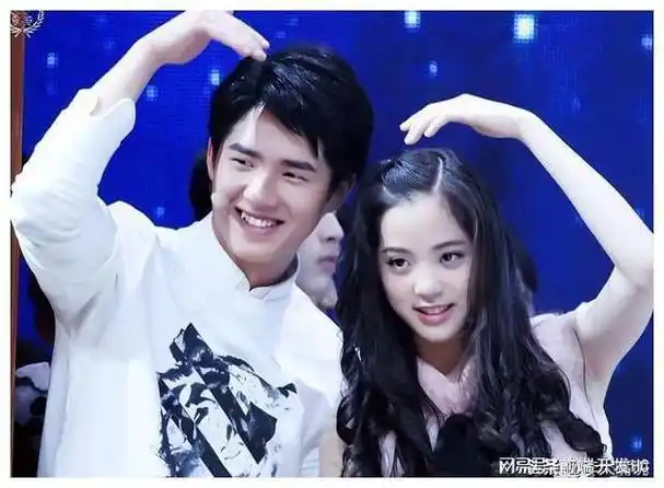 事实证明因叫爸爸上热搜的欧阳娜娜在丢人的道路上越走越远