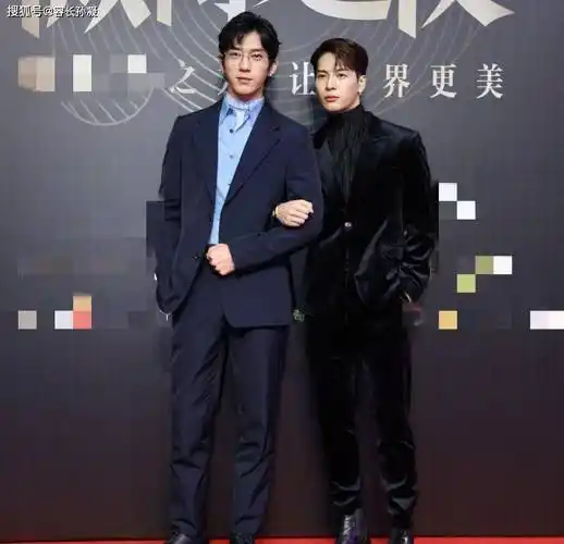 r1se手势送祝福,unine送红包,郭德纲父子红毯遛弯?