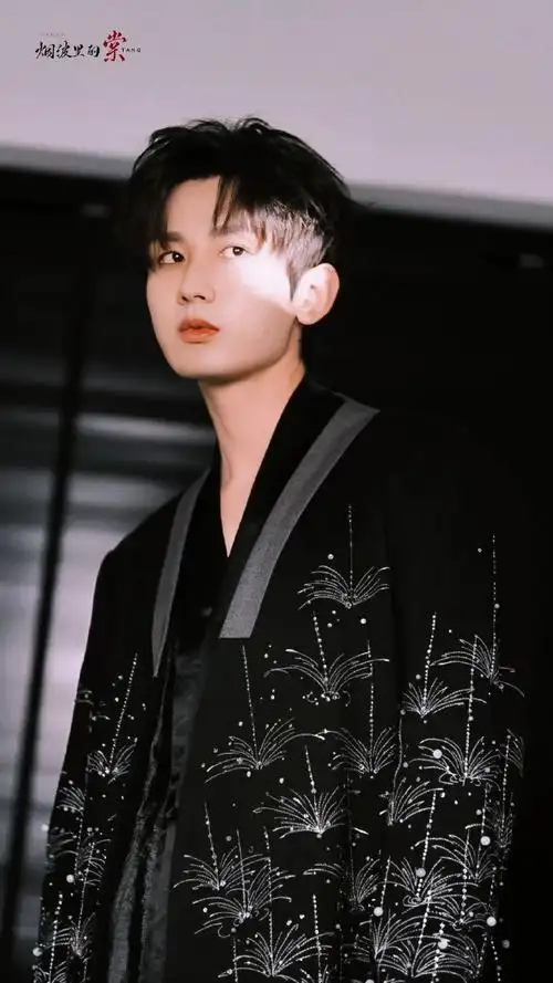 成毅真丝镂空内搭