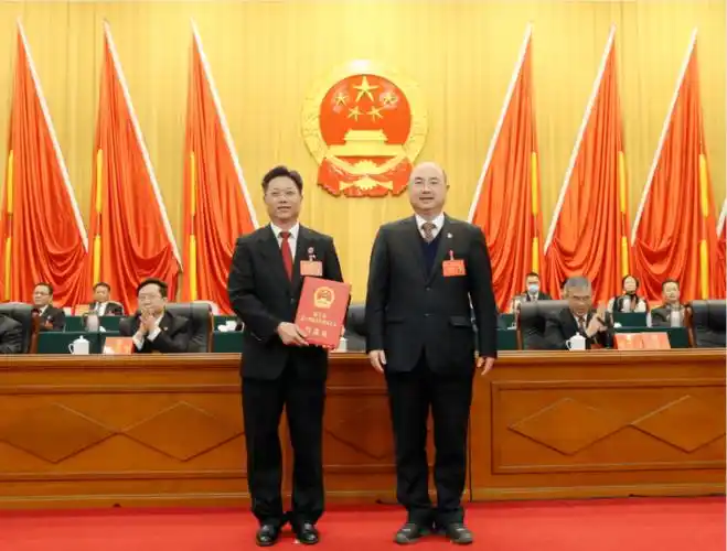 市十四届人大八次会议举行第二次全体会议_黄建华