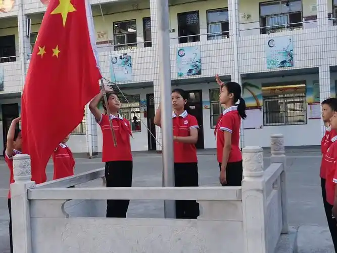 第一项:升国旗,奏国歌