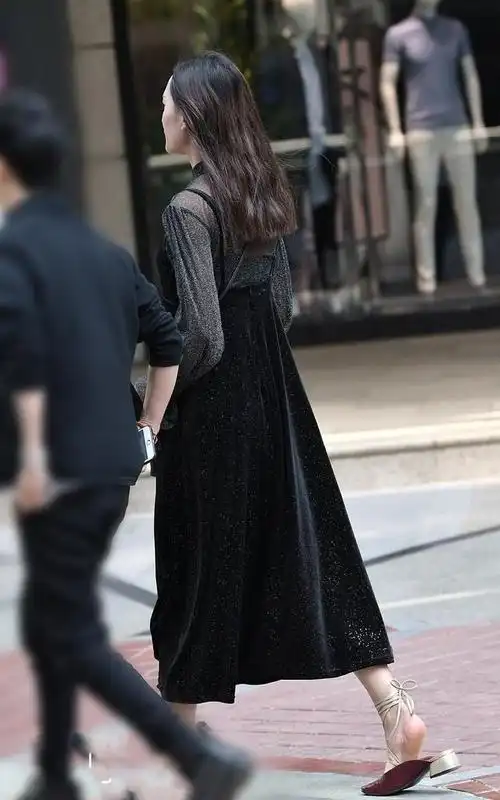 黑色长袖修身连衣裙搭配穆勒鞋尽显高雅迷人的气质