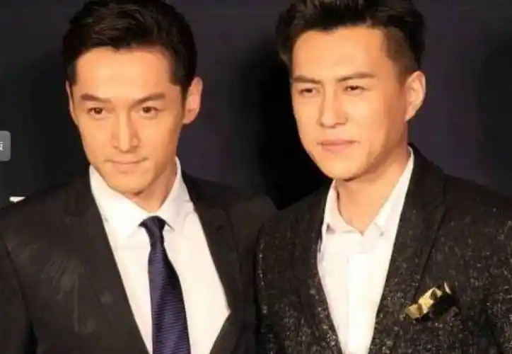 胡歌靳东罕合影!