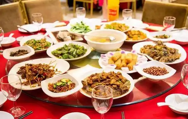 一些商务应酬的场合,通常情况下都会在酒桌上谈判,一起喝酒聊天的轻松