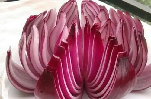 洋葱的禁忌1,洋葱所含香辣味对眼睛有刺激作用,患有眼疾,眼部充血时