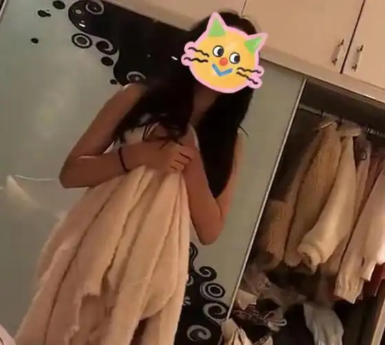 女子缠绵过程遭偷拍,裹着浴巾要男网友删除,网友批评:不讲武德