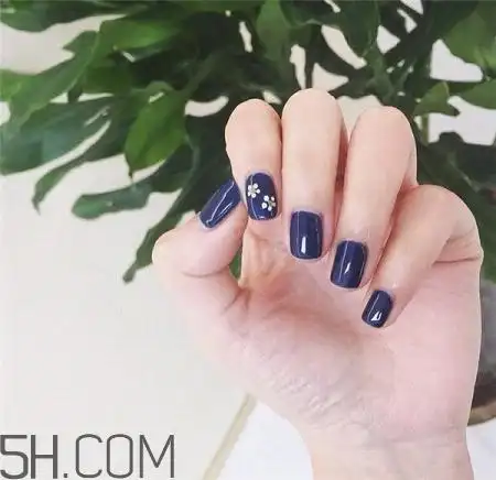 冬季美甲图片焦糖色 涂指甲油的技巧和方法