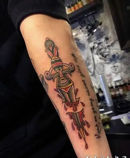 一刀见血,手臂匕首纹身图案