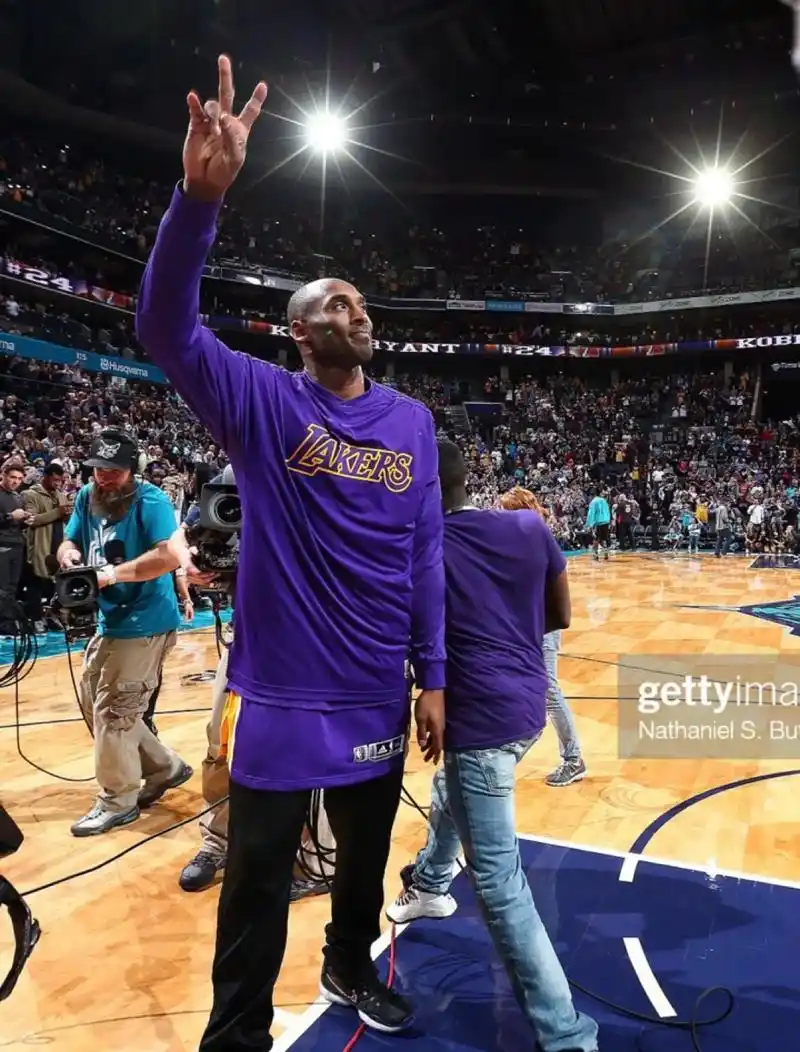 阿迪达斯湖人2016赛季科比投篮服射手服.2016老大告别赛 - 抖音