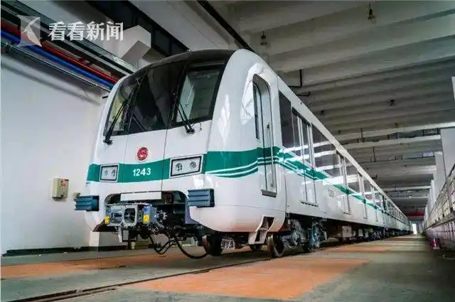 与12号线现运营的列车相比,增购列车新增黑匣子功能,增加了38寸的lcd