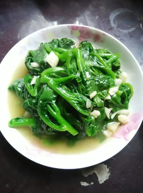 闪亮的馨儿做的蒜蓉木耳菜