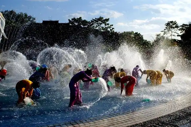 养眼的西双版纳傣族泼水节(多图 转载于望天树的博客)