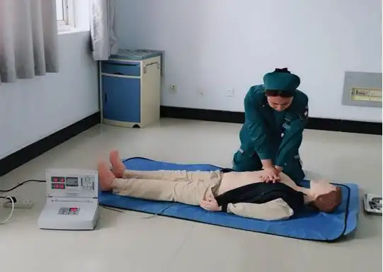 月27日,普内科护士许金永示范讲解心肺复苏术操作要领.