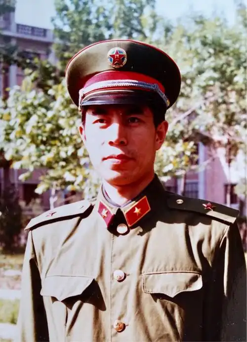 1985年夏,军队换发85式军装.