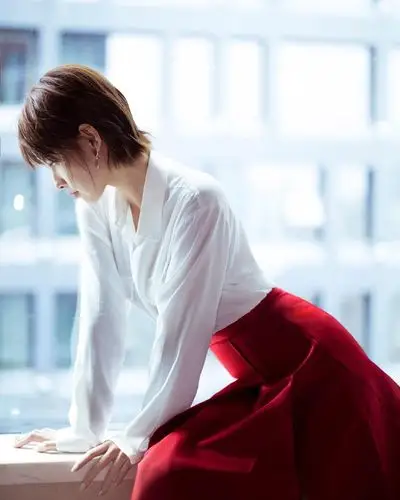 张嘉倪短发白衬衫温婉的气质楚楚动人哦