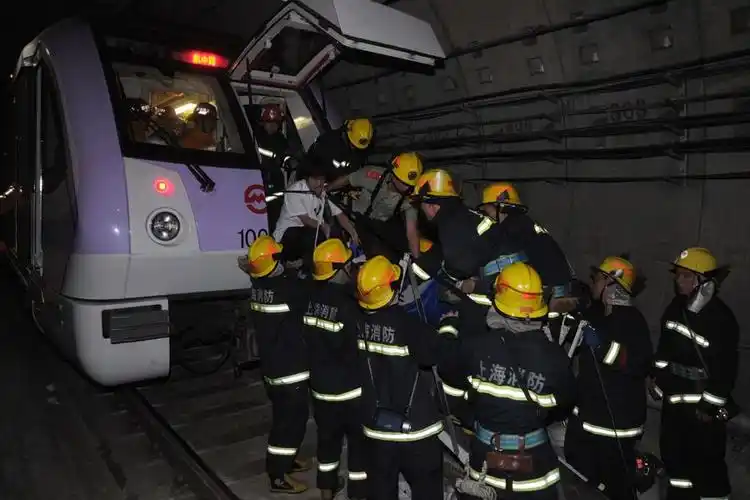 上海地铁10号线追尾事故现场图片10号线追尾事故已造成224人受伤10