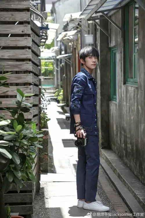 易烊千玺拍写真展多面魅力