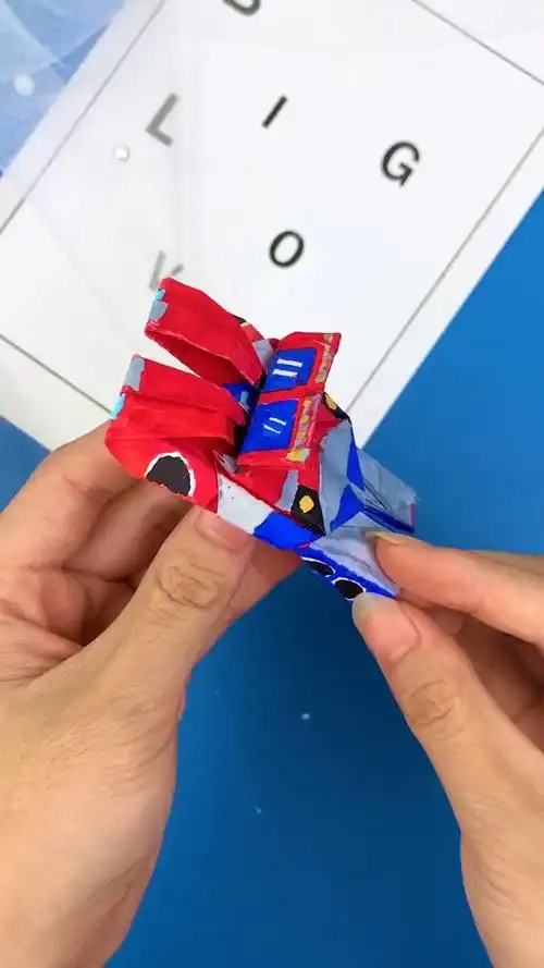 折纸变形金刚擎天柱来了,先来一段变形过程.-度小视