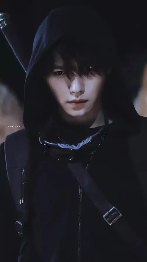 终日沉迷于肖宇梁饰演的小哥