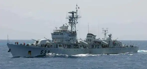 某国海军一艘大型战舰沿某海峡南下,533舰正在奉命执行跟踪监视任务.