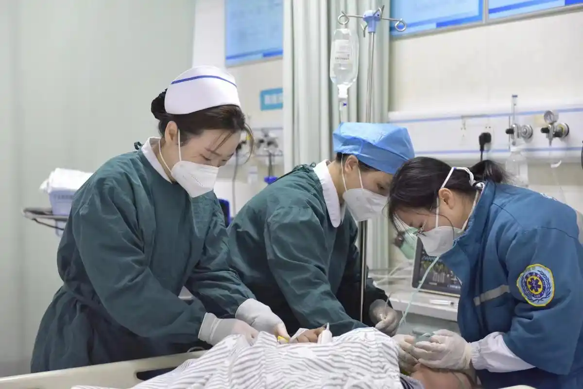 急诊抢救室医务人员正在抢救.