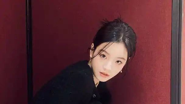 李庚希开车载朋友看演出  酒吧聚会抽烟热聊