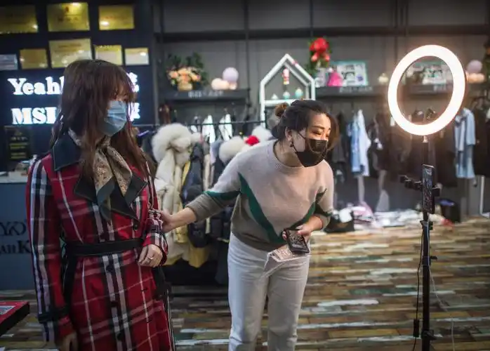 3月29日,在汉口北市场,主播在直播平台直播销售一款服装.