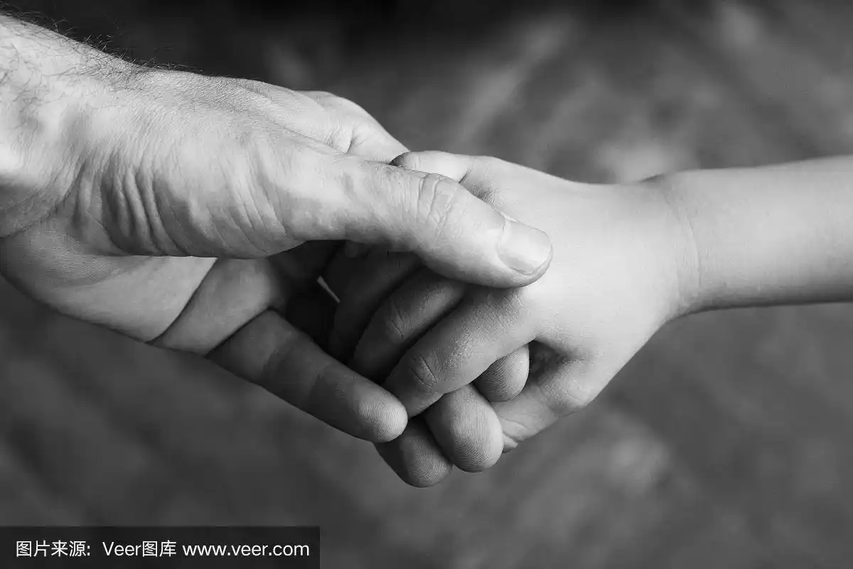 父亲牵着孩子的手