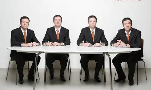 qq男生半身坐姿头像