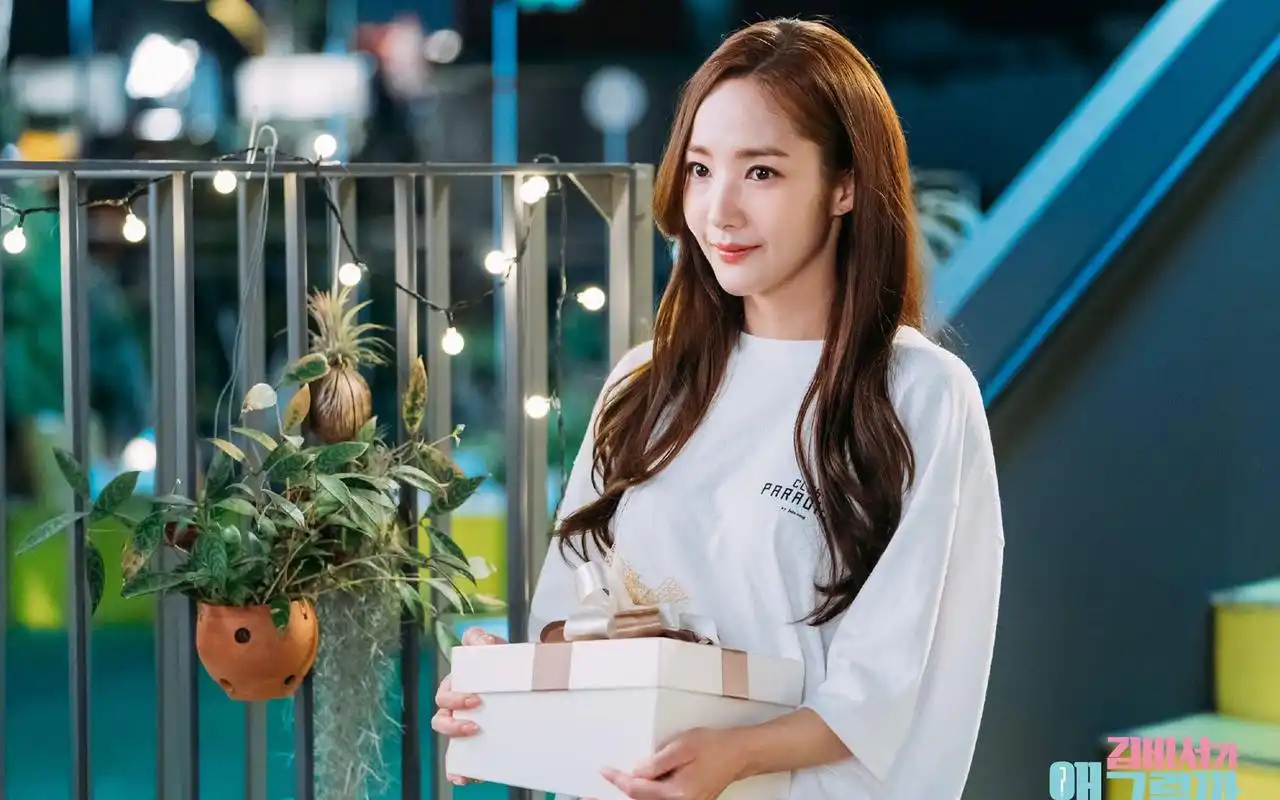 朴敏英《金秘书为何那样》最新剧照壁纸_日韩影视_壁纸下载_美桌网