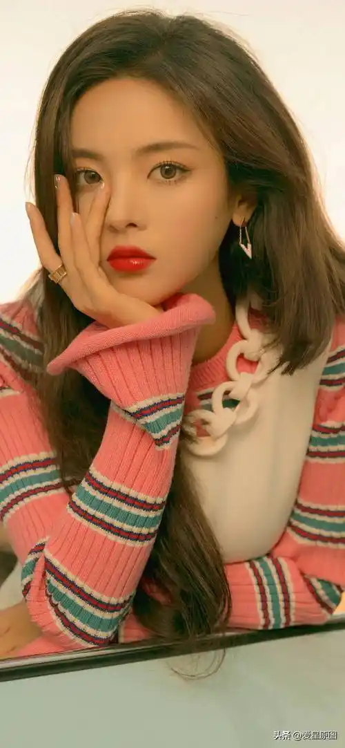 了中国内地新星杨超越各个时期经典的艺术超清原图写真壁纸七十七张