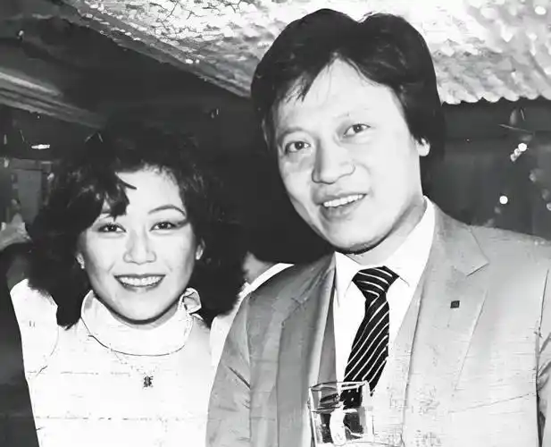 郭炳湘不仅夜不归宿,更是将唐锦馨安排到公司的重要职位,甚至还让她