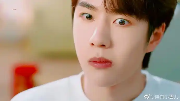 大眼睛水灵灵滴,wink~wink~看到王一博甜甜的笑,空气都变甜了!