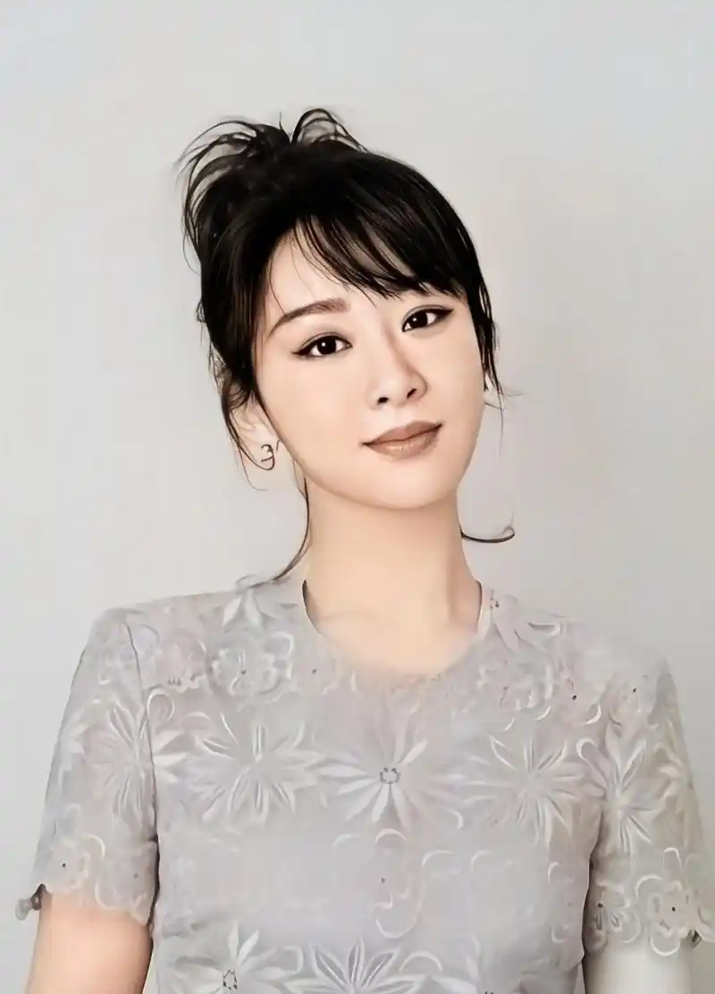 杨紫改名经纪人,取名大乐高,本名雷雨辰.