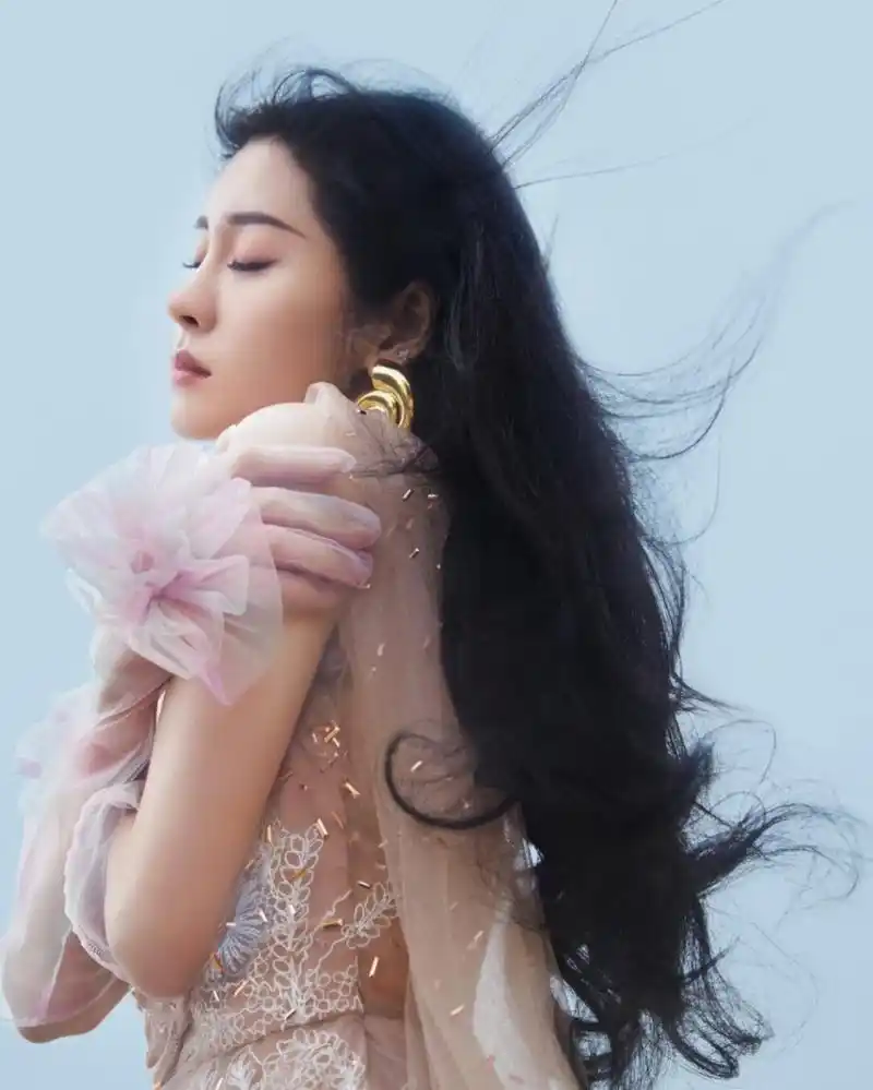 生娃后张碧晨高调拍写真穿搭