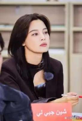 绝色尤物辛芷蕾性感的不仅有厚嘴唇身材更是堪称一绝