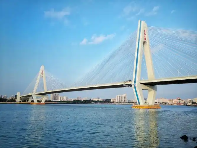 世纪大桥是海口市境内跨海通道,位于海甸河入海口处,也是其标志性建筑