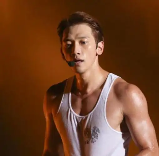 rain喊话让金钟国少运动金钟国不肯放弃肌肉网友大哥别笑二哥