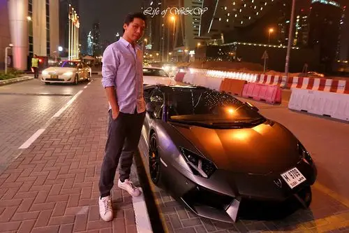 王先生内心os:这辆最帅,不能错过合影装x机会白袍,黑袍,各种豪车.