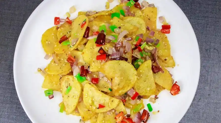 做干煸土豆片时,不要直接下锅炒,多加一步,酥香味美_时候_食材_洋葱