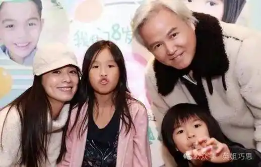 张庭又开始活跃了,晒祖孙三代合照, 两年后"微商教母"变身"商学院院长