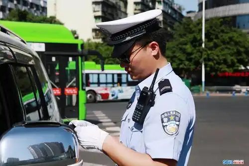 组图!高温下的坚守丨泸州交警执勤5分钟汗流浃背