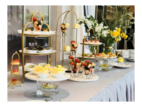 会议茶歇会要做的准备有哪些:布置会场茶歇台面,茶点碟子,水果盘,咖啡